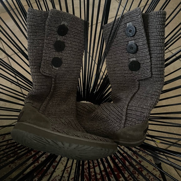 Uggs size 8 - Picture 2 of 13